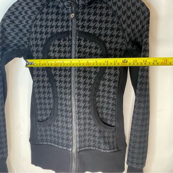 LULULEMON scuba hounds tooth hens foot pattern black and grey grunge sweater - Picture 6 of 12